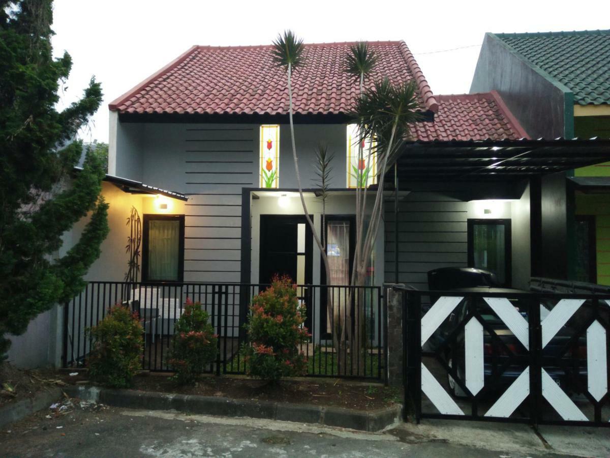 Vila Oma Sukari Syariah Home Living Batu  Exterior photo